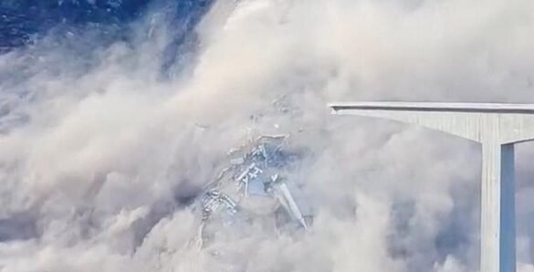 "Jembatan Hongqi di Sichuan, China, yang baru selesai dibangun awal 2025, ambruk sebagian pada Selasa (11/11/2025). Tidak ada korban jiwa dilaporkan."