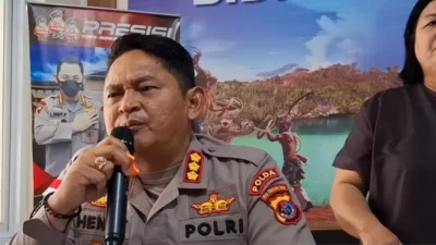 Kabid Humas Polda NTT, Kombes Pol Henry Novika Chandra, saat memberikan keterangan pers terkait pemecatan anggota yang terlibat penganiayaan siswa SPN, Rabu (19/11/2025).