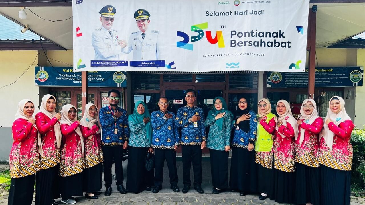 Kader Posyandu Ananda Kelurahan Paritmayor Kecamatan Pontianak Timur berfoto bersama Camat Pontianak Timur.
