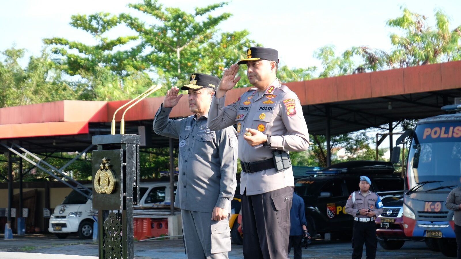 Kapolda Kalbar Irjen Pol Pipit Rismanto, (kanan) bersama Gubernur Kalimantan Barat Ria Norsan (kiri) saat memeriksa kesiapan pasukan pada Apel Kesiapsiagaan Penanggulangan Bencana Alam Tahun 2025 di Mapolda Kalbar, Rabu (5/11/2025). Foto: HO/Faktakalbar.id