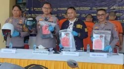 Kapolres Ketapang, AKBP Muhammad Harris, didampingi jajaran Satreskrim saat menunjukkan empat tersangka dan barang bukti sepeda motor dalam rilis kasus curanmor di Ketapang, Senin (10/11/2025). (Dok. Ist)