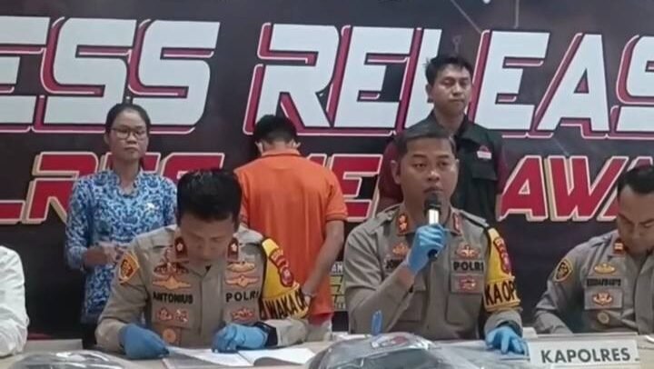 Kapolres Mempawah, AKBP Jonathan David Harianthono, didampingi jajarannya saat memberikan keterangan pers terkait pengungkapan kasus penganiayaan maut di Jongkat, Mapolres Mempawah, Senin (17/11/2025).
