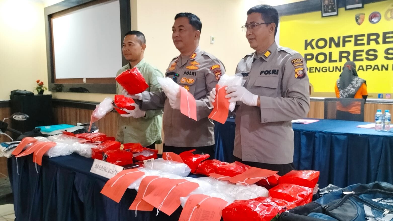 Kapolres Sanggau, AKBP Sudarsono, didampingi Kasat Narkoba, Iptu Eko Aprianto. menunjukkan barang bukti 18,5 kg sabu saat konferensi pers di Mapolres Sanggau, Kamis (6/11/2025).