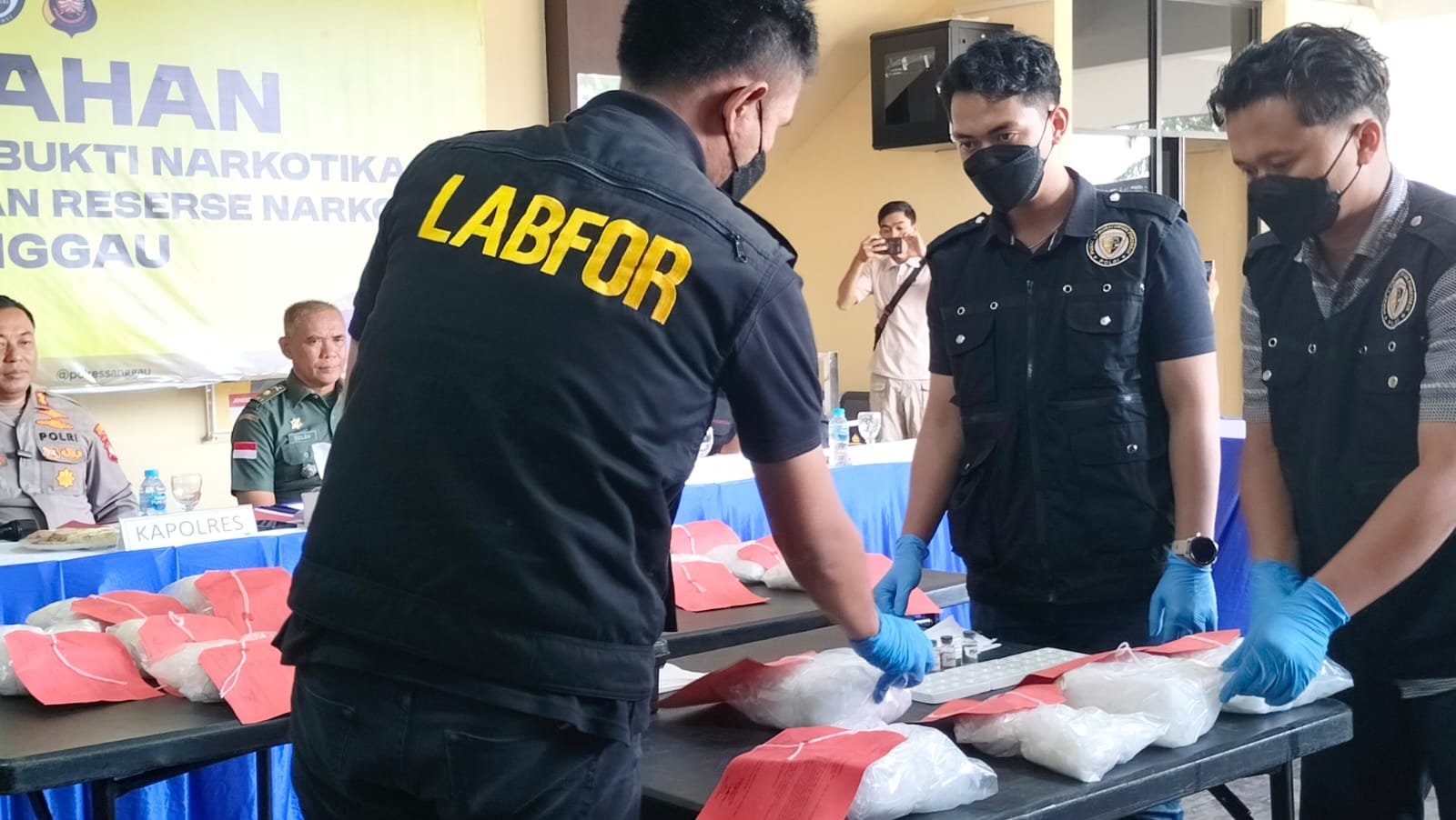 Polres Sanggau musnahkan 18,5 Kg sabu senilai Rp 18,5 Miliar. Barang bukti ini hasil tangkapan dari kurir wanita (HM) di perbatasan Beduai. Foto: HO/Faktakalbar.id