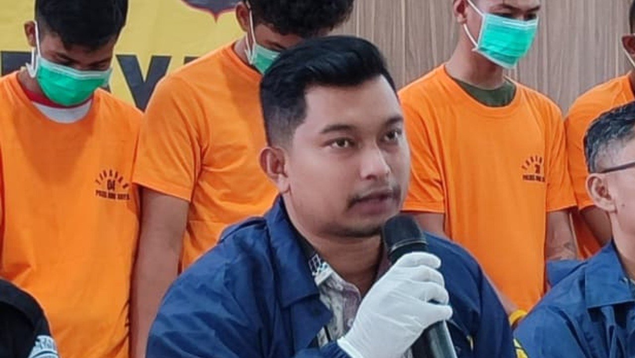 Kasat Reskrim Polres Kubu Raya, IPTU Nunut Rivaldo Simanjuntak, saat memberikan keterangan pers mengenai pengungkapan kasus kekerasan seksual terhadap anak, Jumat (21/11/2025).