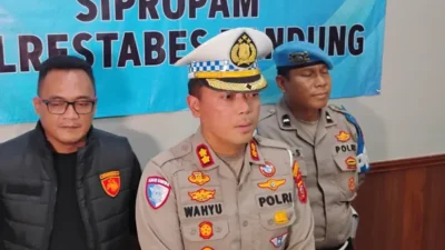 Kasatlantas Polrestabes Bandung, Ajun Komisaris Besar Wahyu Pristha Utama, saat memberikan keterangan pers terkait pemeriksaan anggota yang terlibat dugaan pungli di Ruang Propam, Kamis (27/11/2025).