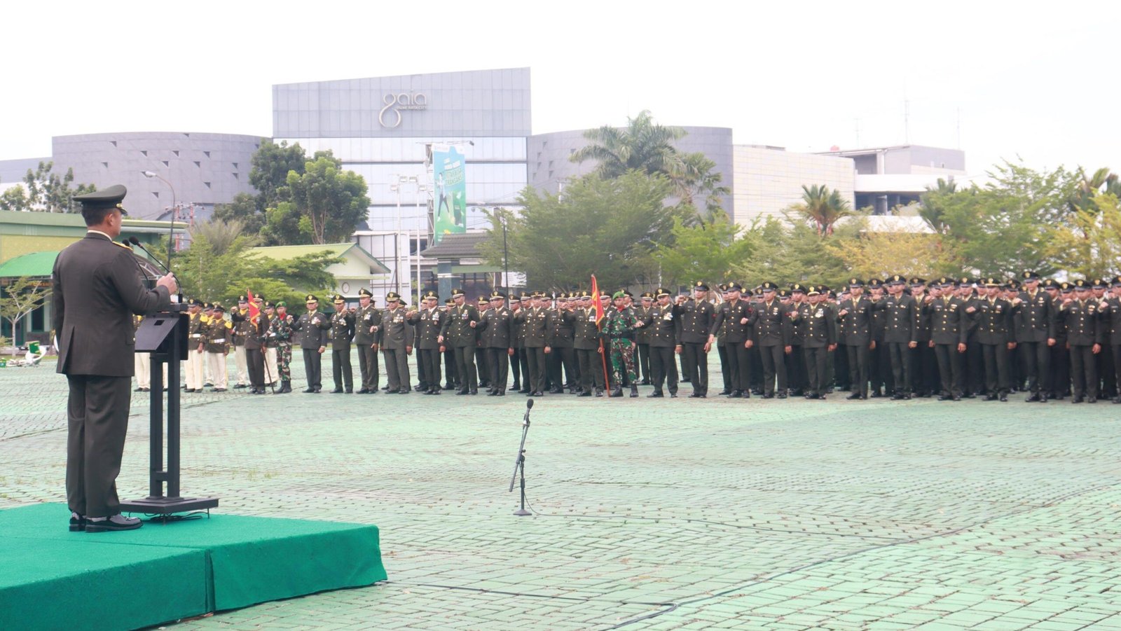 Kasdam XII/Tpr, Brigjen TNI Putra Widyawinaya, saat memimpin upacara Peringatan Hari Pahlawan Nasional 2025 di Lapangan Tidayu, Makodam XII/Tpr, Senin (10/11/2025).