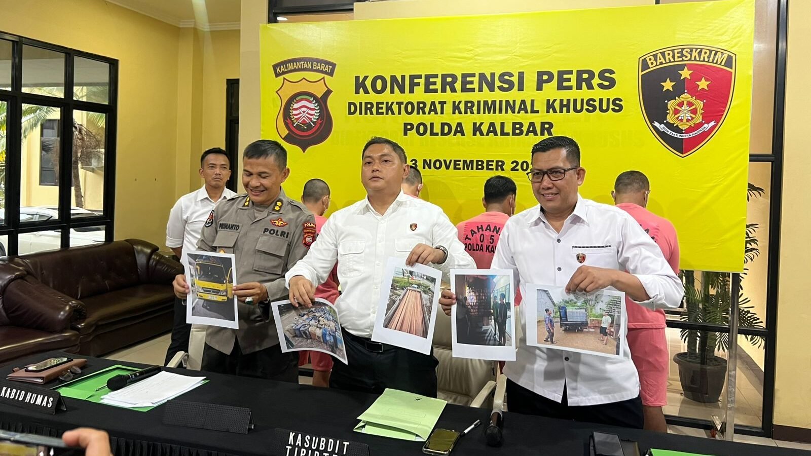 Kasubdit Tipiter Ditreskrimsus Polda Kalbar, Kompol Michael Terry Hendrata, menunjukkan barang bukti Foto dokumentasi BBM ilegal dan kayu olahan hasil tangkapan di Mapolda Kalbar, Senin (3/11/2025). Foto: HO/Faktakalbar.id