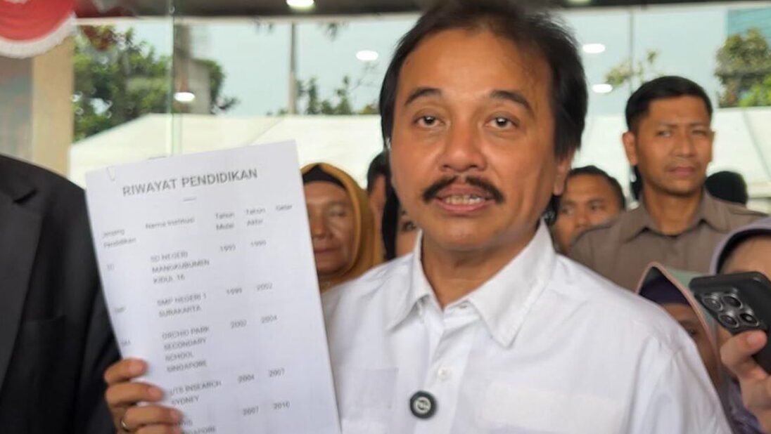 "Polda Metro Jaya menetapkan 8 tersangka kasus tudingan ijazah palsu Jokowi, termasuk Roy Suryo, Eggi Sudjana, dan dr. Tifa, atas laporan pencemaran nama baik."