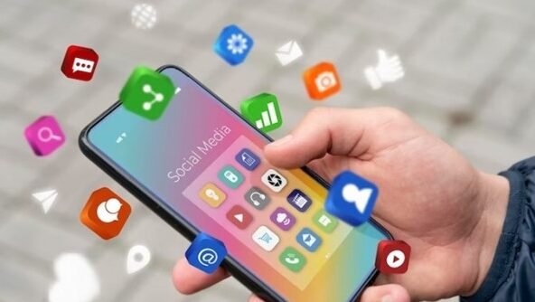 "Lelah setelah kerja atau kuliah? 'Scroll' media sosial sering jadi pelarian. Ini 5 kebahagiaan sederhana yang didapat dari scroll sosmed, mulai dari hiburan instan hingga 'me time'."