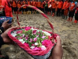 Suasana Haru Tabur Bunga Tandai Berakhirnya Operasi SAR Bencana Banjarnegara