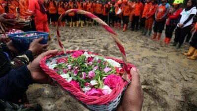 Suasana haru keluarga korban saat melakukan doa bersama dan tabur bunga di lokasi bencana menandai ditutupnya operasi SAR longsor Banjarnegara, Selasa (25/11/2025).