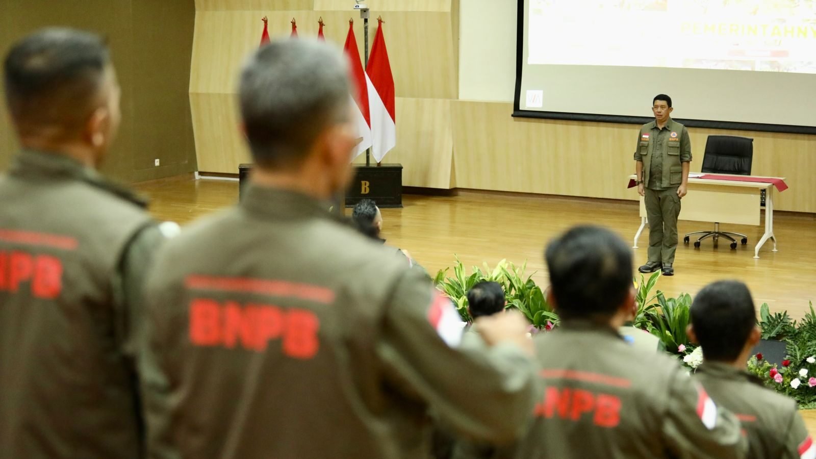 Kepala BNPB Letjen TNI Suharyanto, membuka acara pelatihan Senior Disaster Management Training (SDMT) yang diadakan di Auditorium Gedung Pusdiklat BNPB, Sentul, Bogor, Senin (10/11).