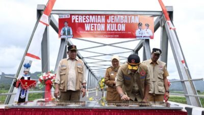 Kepala BNPB Letjen TNI Suharyanto menandatangani prasasti dalam acara peresmian jembatan Weton Kulon, Desa Weton Kulon, Kecamatan Puring, Kabupaten Kebumen, Selasa (4/11). Foto: HO/Faktakalbar.id