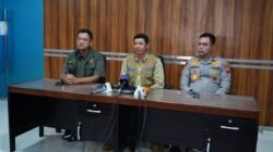 Kepala Badan Nasional Penanggulangan Bencana (BNPB) Letjen TNI Suharyanto saat menyampaikan perkembangan penanganan bencana hidrometeorologi yang melanda Provinsi Sumatera Utara, Aceh dan Sumatra Barat dalam konferensi pers dari Bandara Silangit, Tapanuli Utara, Sumatra Utara.