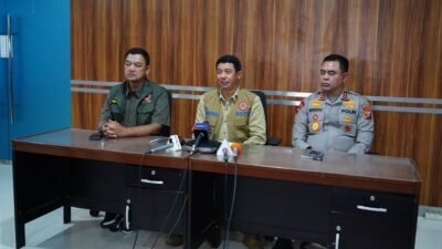 Kepala Badan Nasional Penanggulangan Bencana (BNPB) Letjen TNI Suharyanto saat menyampaikan perkembangan penanganan bencana hidrometeorologi yang melanda Provinsi Sumatera Utara, Aceh dan Sumatra Barat dalam konferensi pers dari Bandara Silangit, Tapanuli Utara, Sumatra Utara.