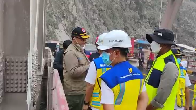 Kepala BNPB Suharyanto, menghadiri dan melakukan penanaman bibit pohon pada puncak penanaman pohon sebagai upaya mitigasi vegetasi di Dusun Sirengkel, Desa Mlandi, Kecamatan Garung, Kabupaten Wonosobo, Jawa Tengah, pada Jumat (2111). Foto HOFaktakalbar.id