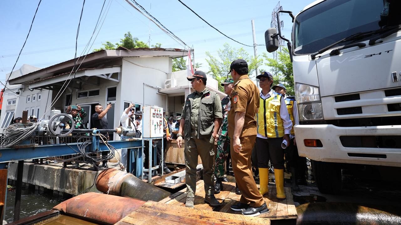 Kepala BNPB Letjen TNI Suharyanto bersama Gubernur Jawa Tengah, Ahmad Luthfi meninjau rumah pompa Sringin, Kaligawe, Kota Semarang, Jawa Tengah, Senin (3/11).