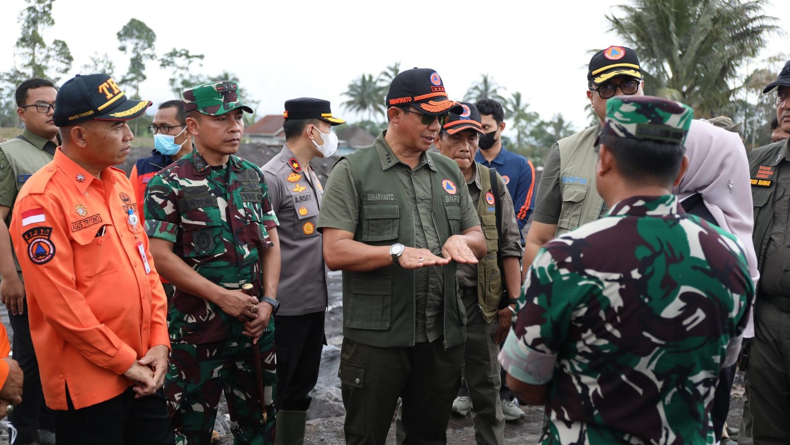 Kepala BNPB Letjen TNI Dr. Suharyanto (tengah) didampingi Bupati Lumajang Indah Amperawati saat meninjau kondisi pemukiman yang rusak akibat erupsi Gunung Semeru di Dusun Sumbersari, Selasa (25/11/2025).