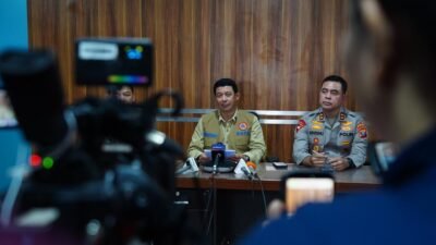 Kepala Badan Nasional Penanggulangan Bencana (BNPB) Letjen TNI Dr. Suharyanto S.Sos., M.M., saat menyampaikan perkembangan penanganan bencana hidrometeorologi yang melanda Provinsi Sumatera Utara, Aceh dan Sumatra Barat dalam konferensi pers dari Bandara Silangit, Tapanuli Utara, Sumatra Utara, Jumat (28/11) sore.