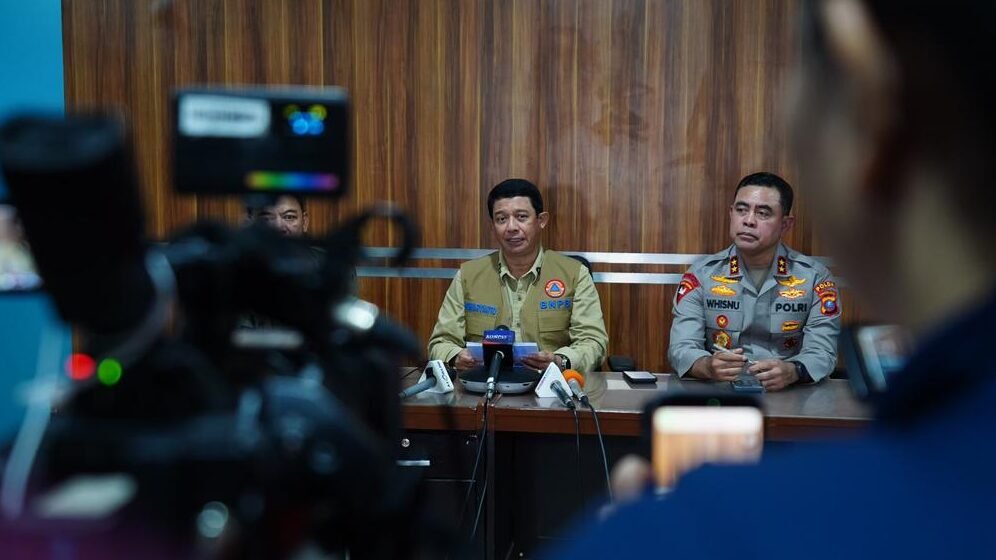 Kepala Badan Nasional Penanggulangan Bencana (BNPB) Letjen TNI Dr. Suharyanto S.Sos., M.M., saat menyampaikan perkembangan penanganan bencana hidrometeorologi yang melanda Provinsi Sumatera Utara, Aceh dan Sumatra Barat dalam konferensi pers dari Bandara Silangit, Tapanuli Utara, Sumatra Utara, Jumat (28/11) sore.