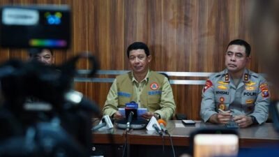 Kepala Badan Nasional Penanggulangan Bencana (BNPB) Letjen TNI Dr. Suharyanto S.Sos., M.M., saat menyampaikan perkembangan penanganan bencana hidrometeorologi yang melanda Provinsi Sumatera Utara, Aceh dan Sumatra Barat dalam konferensi pers dari Bandara Silangit, Tapanuli Utara, Sumatra Utara, Jumat (28/11) sore.