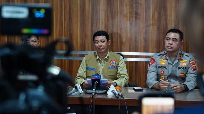 Kepala Badan Nasional Penanggulangan Bencana (BNPB) Letjen TNI Dr. Suharyanto S.Sos., M.M., saat menyampaikan perkembangan penanganan bencana hidrometeorologi yang melanda Provinsi Sumatera Utara, Aceh dan Sumatra Barat dalam konferensi pers dari Bandara Silangit, Tapanuli Utara, Sumatra Utara, Jumat (28/11) sore.
