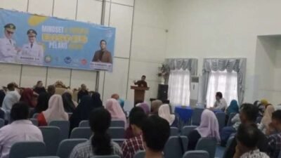 Kepala DKUMP Pontianak, Ibrahim saat membuka kegiatan Inkubator Bisnis Digital Segmen Pelaku Usaha di Aula Rumah Dinas Wawako Pontianak, Sabtu (15/11/2025).