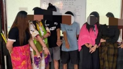 Kepolisian menunjukkan delapan orang dengan salah satunya Bripda F lengkap dengan barang bukti sitaan terkait penyalahgunaan narkoba jenis ekstasi di Polres Dompu, NTB, Senin (24/11/2025).