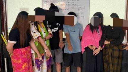 Kepolisian menunjukkan delapan orang dengan salah satunya Bripda F lengkap dengan barang bukti sitaan terkait penyalahgunaan narkoba jenis ekstasi di Polres Dompu, NTB, Senin (24/11/2025).