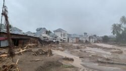 Kerusakan akibat banjir yang membawa material pohon dan lumpur di pemukiman rumah warga di wilayah Lubuk Minturun, Koto Tengah, Kota Padang, Sumatra Barat, pada Kamis (27/11).