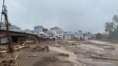 Kerusakan akibat banjir yang membawa material pohon dan lumpur di pemukiman rumah warga di wilayah Lubuk Minturun, Koto Tengah, Kota Padang, Sumatra Barat, pada Kamis (27/11).