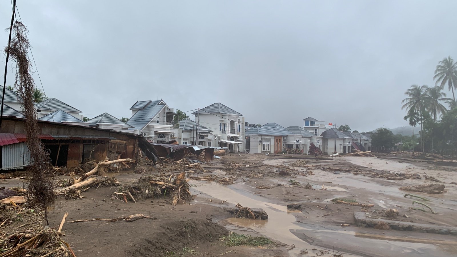 Kerusakan akibat banjir yang membawa material pohon dan lumpur di pemukiman rumah warga di wilayah Lubuk Minturun, Koto Tengah, Kota Padang, Sumatra Barat, pada Kamis (27/11).