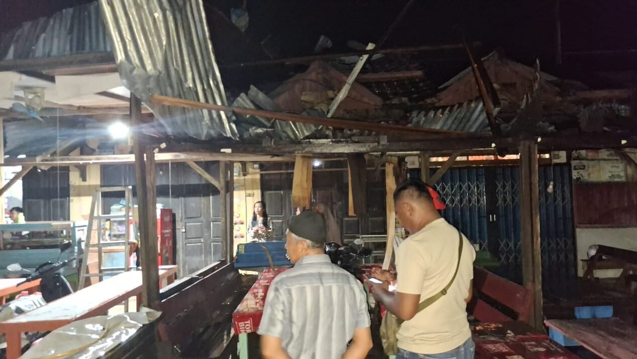 Petugas kepolisian dari Polres Melawi saat meninjau lokasi kios warga di Terminal Sidomulyo yang rusak akibat diterjang angin puting beliung, Minggu (9/11/2025). (Sumber: Humas Polres Melawi)