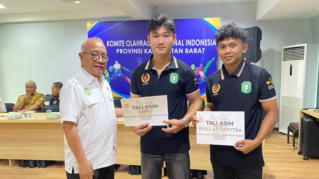 Ketua Umum KONI Kalbar, Fachrudin D. Siregar, saat menyerahkan tali asih secara simbolis kepada perwakilan atlet peraih medali PON Bela Diri di Pontianak, Selasa (4/11/2025).