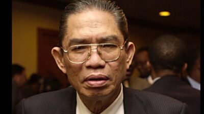 "Mengenang kisah Baharuddin Lopa, Jaksa Agung musuh koruptor yang hidup 'miskin' dan sederhana, melarang keluarga pakai mobil dinas dan sering naik angkot."