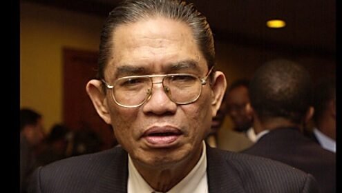 "Mengenang kisah Baharuddin Lopa, Jaksa Agung musuh koruptor yang hidup 'miskin' dan sederhana, melarang keluarga pakai mobil dinas dan sering naik angkot."