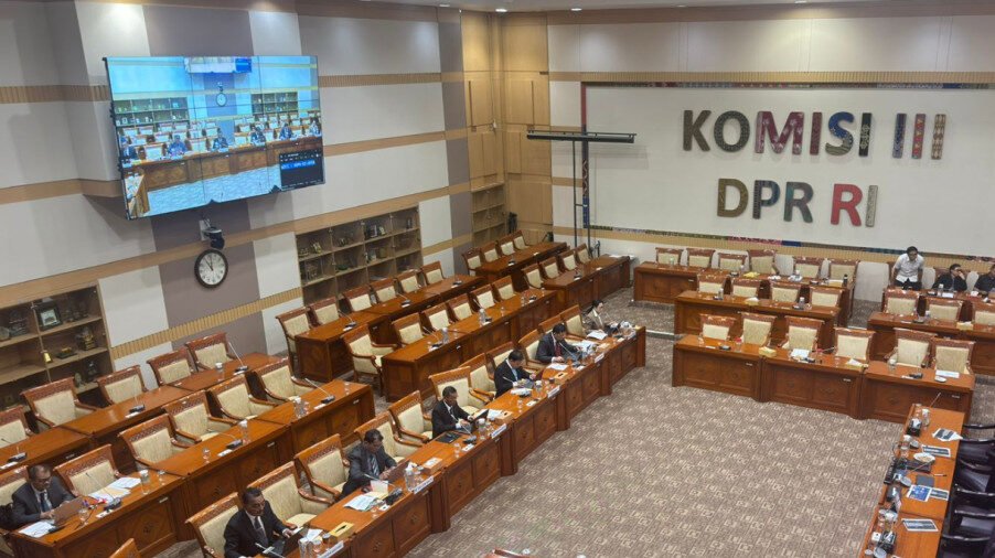 Komisi III DPR RI memulai uji kelayakan dan kepatutan (fit and proper test) terhadap tujuh calon anggota Komisi Yudisial (KY) masa jabatan 2025-2030 hari ini.