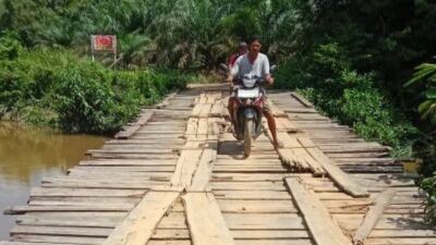 Kondisi Jembatan Sungai Bayan di Kecamatan Sekayam, Sanggau, yang dikeluhkan warga karena rusak parah. (Dok. Ist)