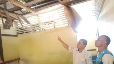 Kondisi bangunan SDN 03 Kedamin di Putussibau Selatan yang rusak parah dan belum diperbaiki selama puluhan tahun.