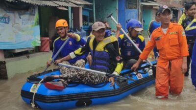 Tim gabungan mengevakuasi warga terdampak banjir di Kota Cilegon, Banten. Foto dan Video: BPBD Kota Cilegon