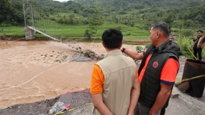 Kondisi jembatan penghubung Desa Toblong dan Sukanegara, Kabupaten Garut, yang ambruk setelah pondasinya tergerus luapan Sungai Cikaengan.