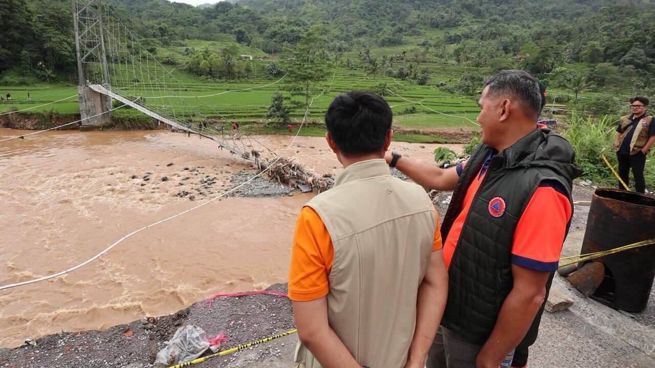 Kondisi jembatan penghubung Desa Toblong dan Sukanegara, Kabupaten Garut, yang ambruk setelah pondasinya tergerus luapan Sungai Cikaengan.