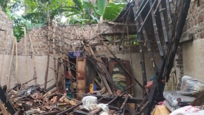 Kondisi kerusakan rumah warga usai diterjang angin kencang yang melanda wilayah Kabupaten Sleman, Provinsi Daerah Istimewa Yogyakarta, Jumat (31/10). Sumber Foto: BPBD Kabupaten Sleman