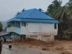 Banjir Bandang Terjang Nagari Saniangbaka Solok, Puluhan Rumah Rusak dan Jembatan Putus