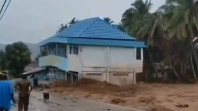 Kondisi pemukiman warga di Nagari Saniangbaka, Kabupaten Solok, yang porak-poranda akibat diterjang banjir bandang dan luapan sungai, Kamis (27/11/2025).