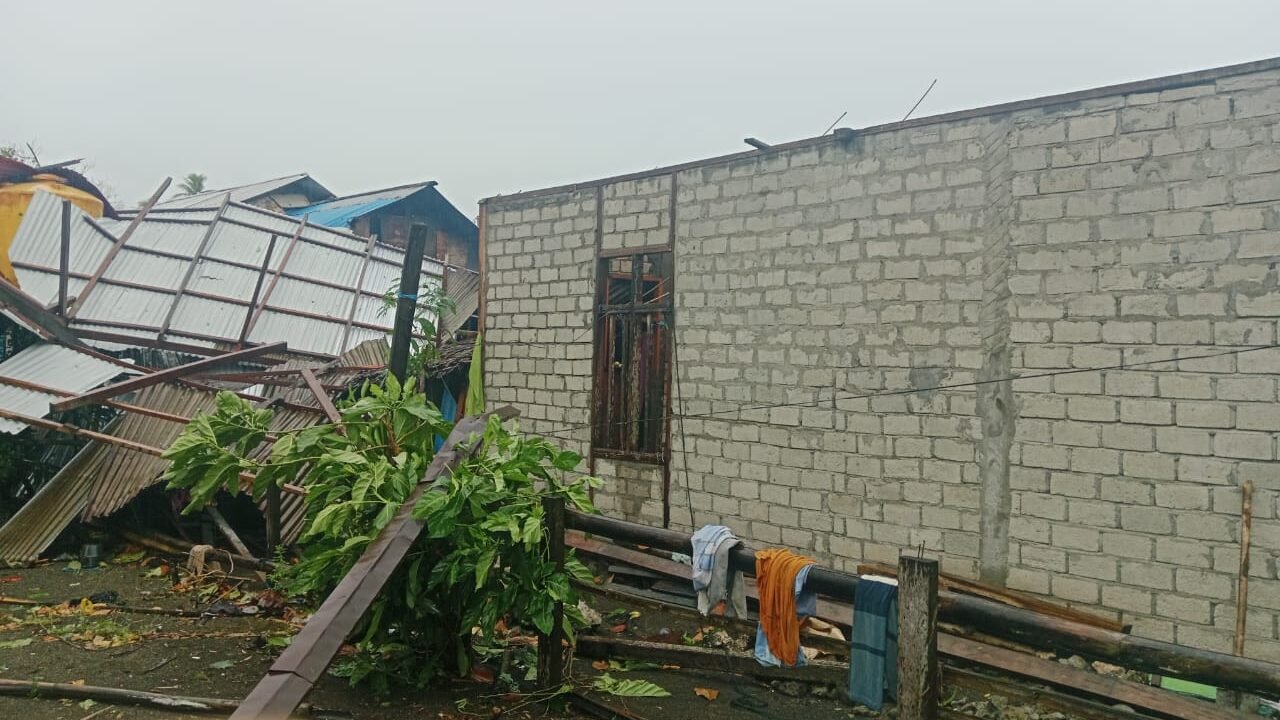 Kondisi rumah warga yang dilanda cuaca ekstrem di Kabupaten Pulau Morotai, Provinsi Maluku Utara, Jumat (7/11) sumber foto BPBD Kabupaten Pulau Morotai.