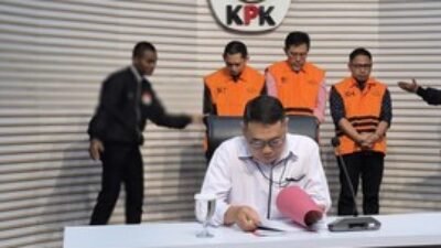 Plt Deputi Penindakan dan Eksekusi KPK, Asep Guntur Rahayu, saat memberikan keterangan pers terkait penahanan tiga tersangka baru kasus suap RSUD Kolaka Timur di Gedung Merah Putih, Jakarta, Senin (24/11/2025).