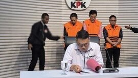 Plt Deputi Penindakan dan Eksekusi KPK, Asep Guntur Rahayu, saat memberikan keterangan pers terkait penahanan tiga tersangka baru kasus suap RSUD Kolaka Timur di Gedung Merah Putih, Jakarta, Senin (24/11/2025).