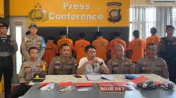 Kasat Resnarkoba Polres Singkawang, Iptu Defi Irawan, didampingi jajarannya saat menunjukkan barang bukti sabu dan ganja hasil pengungkapan 7 kasus narkotika selama November 2025, Selasa (11/11/2025). (Dok. Ist)